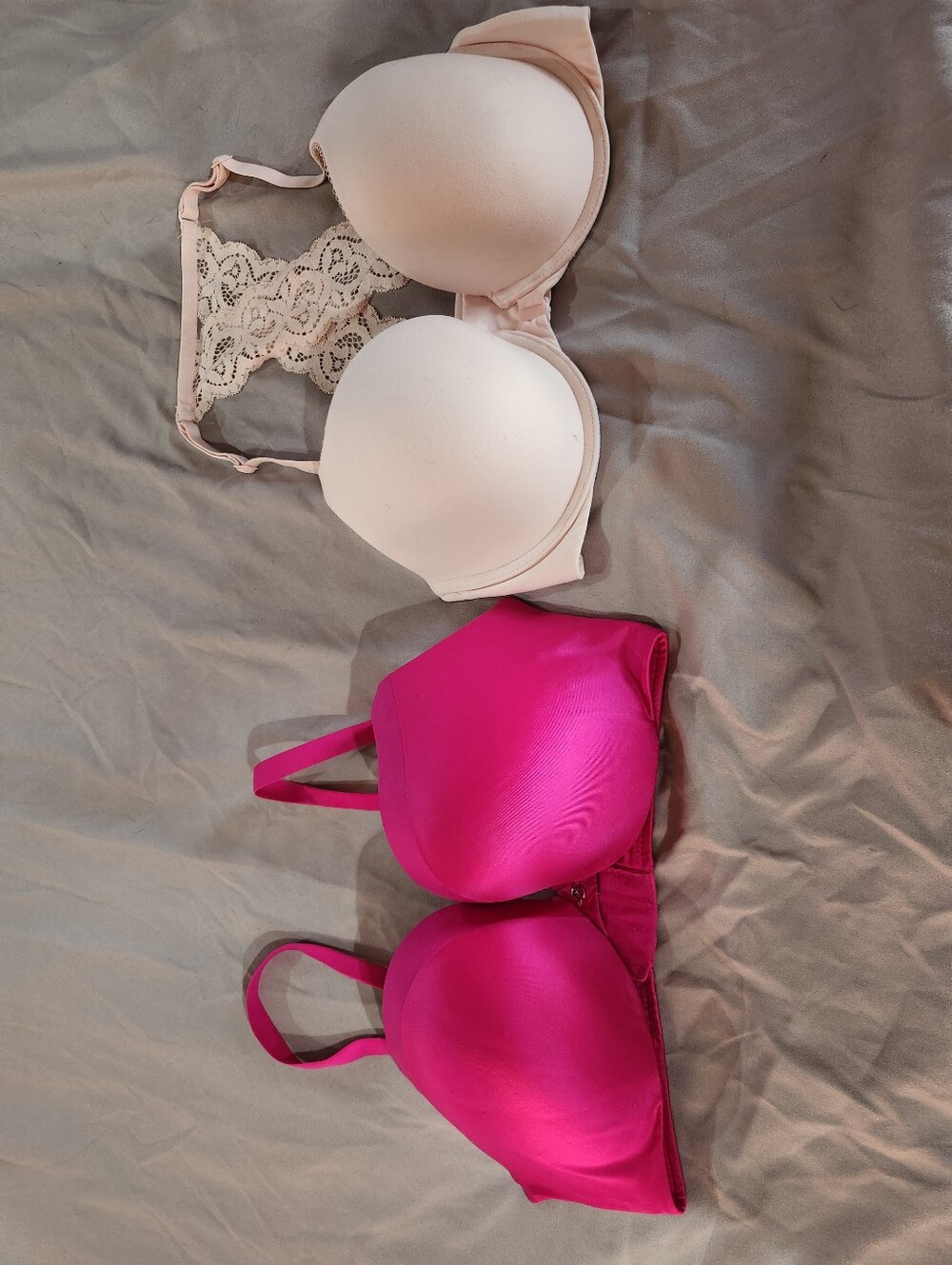 2 Victorias Secret Push Up Bras Size 34D Excellent Condition